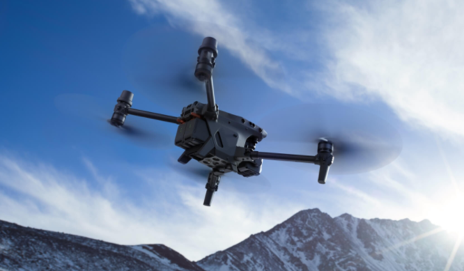 大疆（DJI）經(jīng)緯 M30T  無人機(jī) 最大起飛重量  3998 g   對(duì)角線電機(jī)軸距668 mm鏡頭DFOV：64°熱成像傳感器	非制冷氧化釩（VOx）最大飛行時(shí)間41 分鐘	M30T